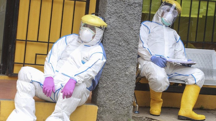 SWAB TEST DI DEPOK Petugas medis menunjukkan tabung Virus Transfer Media (VTM) untuk SWAB Test di Cimanggis, Depok, Jawa Barat, Rabu (8/4/2020). Tes dengan sistem tersebut dilakukan guna mempersempit penyebaran COVID-19 di wilayah Depok dan sekitarnya. ANTARA FOTO/Asprilla Dwi Adha/aww.