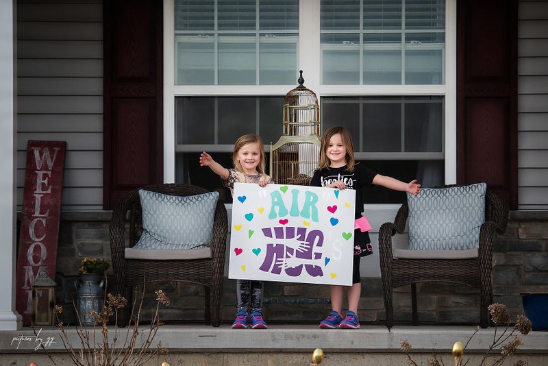 Intip pesan anak-anak ini yang sedang berada di rumah saja untuk para warga dunia yang tengah memberantas pandemi Corona (COVID-19).