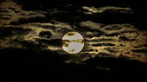 Melihat Lagi Pesona Fenomena Supermoon di Langit Indonesia