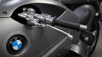 Akan tetapi siapapun yang mengendarai motor ini tidak perlu takut, bodi bakal baret kena aspal jalanan. Karena sistem air suspension ikut diselipkan, sehingga bodi dengan sangat mudah berubah menjadi lebih tinggi. Foto: Pool (Autoevolution)