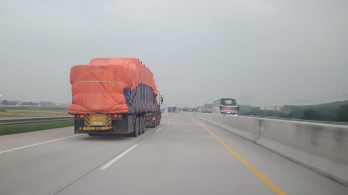 Truk ODOL melintas di jalan tol