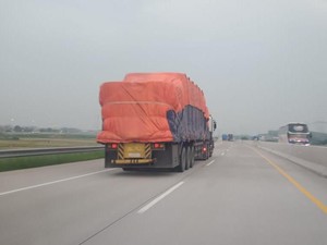 Jangan Cuma Kendaraan Umum, Truk Obesitas Juga Perlu Dibatasi saat Pandemi