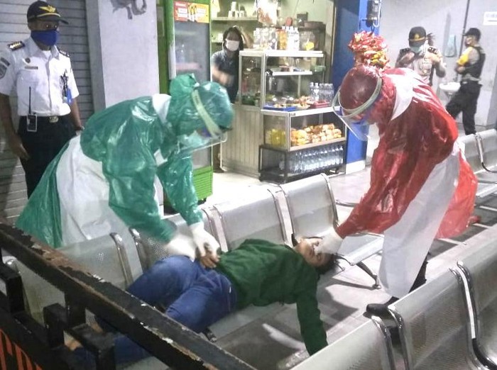 Seorang perempuan kejang-kejang di ruang tunggu Terminal Bus Gayatri, Tulungagung. Kejadian itu membuat heboh banyak orang karena perempuan itu dievakuasi petugas medis yang mengenakan Alat Pelindung Diri (APD) anticorona.