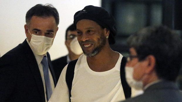 Ronaldinho saat dibebaskan dari penjara di Paraguay. (