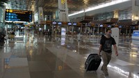 Kebijakan ini juga menyebabkan maskapai penerbangan internasional mengambil langkah dan kebijakan berupa pemberhentian operasional sementara. ANTARA FOTO/Muhammad Iqbal.