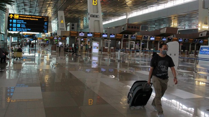WNA Dilarang Masuk, Terminal Internasional Lengang Pemerintah Indonesia melarang WNA masuk dan transit ke wilayah Indonesia. Terminal internasional di sejumlah bandara kini tampak lengang.