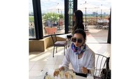 Hee Ae ternyata juga suka wine. Lihat saja salah satu kesibukannya saat menjajal aneka wine. Tampaknya Hee Ae sedang melakukan wine tasting. Mana yang paling enak ya? Foto: instagram @heeae_official