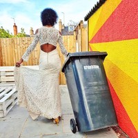 Para wanita mengunggah foto mereka sedang buang sampah ke luar rumah dengan gaun seperti akan berpesta. Beberapa bahkan memakai  gaun pengantin mereka untuk tampil ekstra.Ada juga yang memposting video sambil bergaya ala model. Foto: instagram pottypower