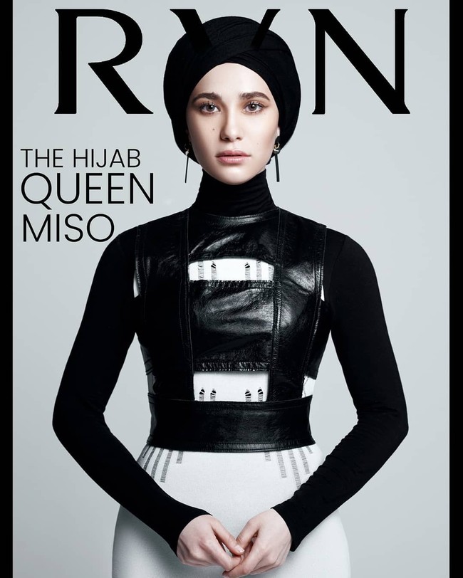 Selain itu, Kim Miso juga pernah mendapatkan kesempatan pertamanya menjadi cover majalah RVN-NYC dan menjadi model cover pertama yang berhijab. Kim berpose dengan tema hitam putih. Foto: instagram @kimmiso1194
