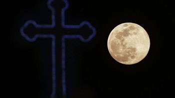 Supermoon yang diabadikan dekat gereja Kristen Ortodoks di pinggiran Lakatamia di ibukota Nicosia, Siprus Foto: AP/