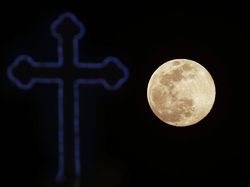 Penampakan Bulan Raksasa dari Berbagai Negara yang Memukau Mata