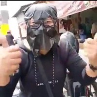 Orang-orang Indonesia memang cukup kreatif dalam memanfaatkan barang. Seperti yang dilakukan oleh wanita ini yang kehabisan masker medis dan memilih menggunakan masker dari plastik hitam untuk menangkal virus Corona. Foto: Istimewa