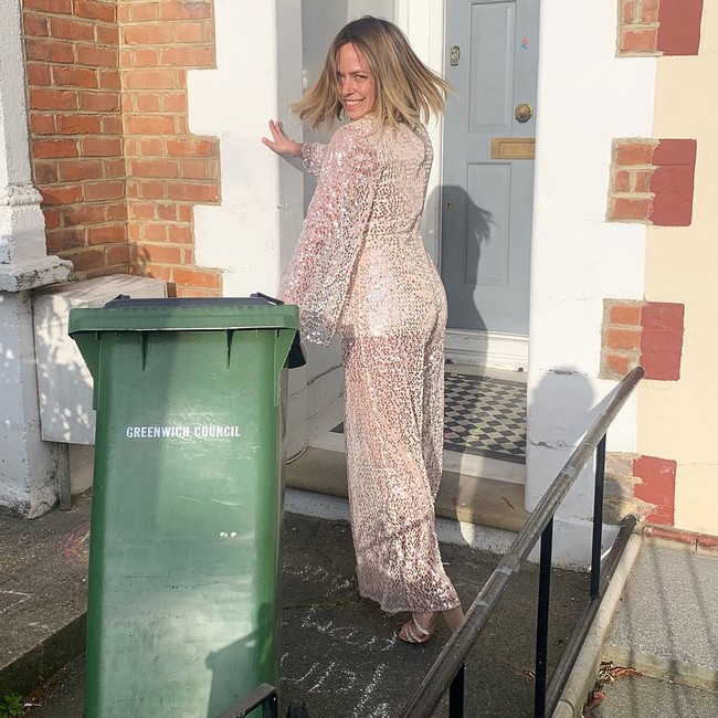 Tak hanya di Facebook, beberapa ibu-ibu juga beralih ke Instagram untuk memamerkan gaya terbaik mereka ketika buang sampah. Foto: instagram hannahmartinmakeup