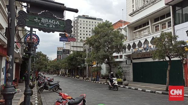 Suasana lengang di Jalan Asia Afrika, Bandung. (