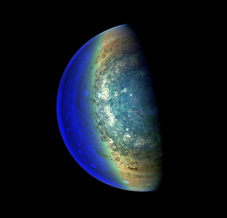 Potret Keindahan Planet Jupiter yang Mempesona Jika Bumi sedang dilanda kekhawatiran akan wabah virus corona, lain halnya dengan planet Jupiter yang baru-baru ini terpantau sangat menawan dan indah.