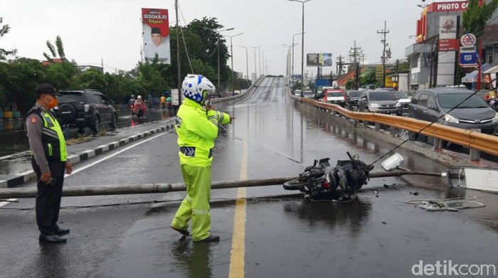 tiang pju jatuh menimpa motor