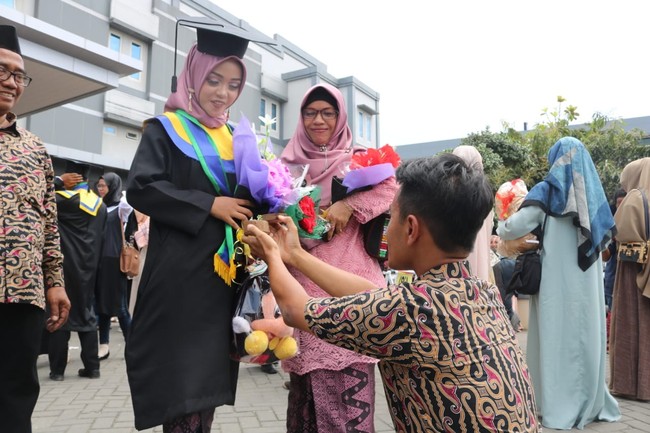 Sebagai bentuk keseriusan hubungan cintanya, pria yang juga seorang guru honorer ini pun melamar sang kekasih saat wisuda. Yayan pun memutuskan untuk melamarnya dengan menyematkan cincin hasil kerja keras berjualan bakso bakar. Foto: dok. Pribadi