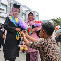 Sebagai bentuk keseriusan hubungan cintanya, pria yang juga seorang guru honorer ini pun melamar sang kekasih saat wisuda. Yayan pun memutuskan untuk melamarnya dengan menyematkan cincin hasil kerja keras berjualan bakso bakar. Foto: dok. Pribadi