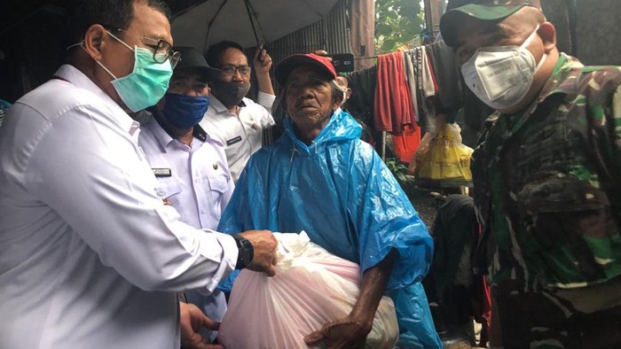Pemkot Makassar memberikan sembako