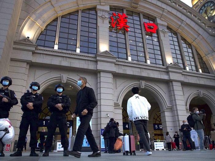 Kebijakan lockdown di kawasan Wuhan berakhir pada 8 April 2020. Area transportasi seperti stasiun hingga bandara di wilayah itu pun kembali ramai oleh penumpang.