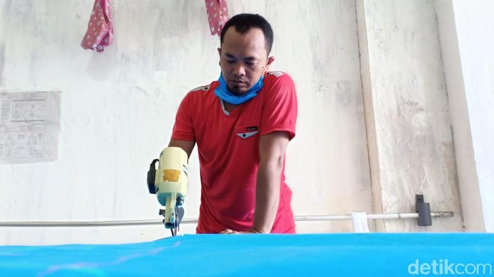 Seorang penjahit gaun pesta dan kebaya di Kediri merasa prihatin dengan terbatasnya APD tenaga medis. Akhirnya ia membuat APD dan disumbangkan ke tenaga medis.