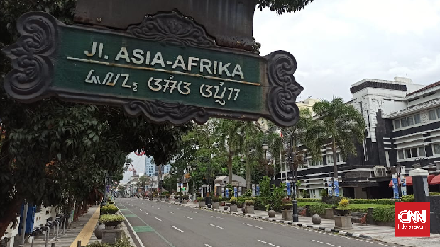 Jalan Asia Afrika Kota Bandung yang juga terlihat lengang. (