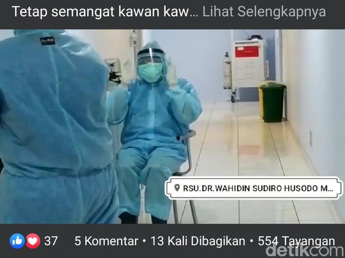 Video seorang petugas medis mengenakan Alat Perlindungan Diri (APD) yang salat sambil duduk beredar di media sosial. Ia merupakan petugas yang merawat pasien Corona di RSUD Dr Wahidin Sudiro Husodo, Kota Mojokerto.