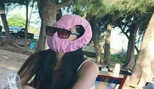 Pria tersebut bukan satu-satunya yang memanfaatkan celana dalam untuk masker. Seperti dilakukan oleh wanita ini yang juga menggunakan pakaian dalamnya untuk masker. Foto: Istimewa