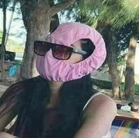 Pria tersebut bukan satu-satunya yang memanfaatkan celana dalam untuk masker. Seperti dilakukan oleh wanita ini yang juga menggunakan pakaian dalamnya untuk masker. Foto: Istimewa