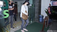 Selain Pandji, Melanie Subono juga datang ke RS Foto: Palevi/detikHOT