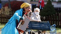 Mereka adalah badut yang tergabung dalam Laughing Helps, yaitu sebuah asosiasi badut klinis yang menghibur orang-orang yang sedang dalam perawatan medis. (REUTERS/Fabrizio Bensch)
