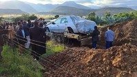Sang anak, Sefora Letswaka menceritakan ayahnya membeli Mercedes-Benz E500 tahun 1990-an itu sekitar 2 tahun yang lalu. Beberapa orang terlihat kesulitan saat memakamkan, bahkan menggunakan escavator untuk memasukannya ke dalam lubang sedalam 8 kaki atau sekitar kedalaman 2,4 meter. Foto: Twitter @Yknip1