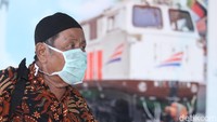 Sehingga warga yang masih berkegiatan di luar rumah dapat mencegah penularan virus dengan memakai masker. Rifkianto Nugroho/Dok. Detikcom.