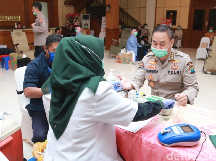 Stok darah di PMI Jawa Timur menipis imbas mewabahnya  virus Corona. Polisi hingga ASN pun berbondong melakukan donor darah untuk memulihkan stok.