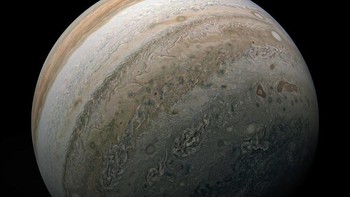 Gambar yang menakjubkan dari belahan bumi utara Yupiter yang penuh badai ini ditangkap oleh pesawat ruang angkasa Juno milik NASA ketika ia berhasil melewati planet raksasa itu. Istimewa/Dok. Boredpanda.