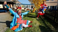 Mereka tampil dengan beragam atraksi, lengkap dengan properti badutnya yang menggemaskan. Ada balon, gelembung, tali dan juga alat musik. (REUTERS/Fabrizio Bensch)