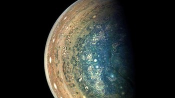 Planet Jupiter menampilkan gradasi warna yang sangat menarik jika dilihat dari luar angkasa. Istimewa/Dok. Boredpanda.