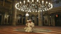 Salah satu imam besar di Masjid Eyup Sultan di Turkey memanjatkan doa kepada Tuhan untuk meminta perlindungan agar umatnya terhindar wabah Covid-19. Masih banyak yang dilakukan umat bergama untuk melakukan hal spiritual karena mereka percaya Tuhan tidak akan meninggalkan umatnya. AP Photo/Emrah Gurel.