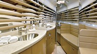 Ada dua kamar mandi dan shower.Foto: (Gulfstream)