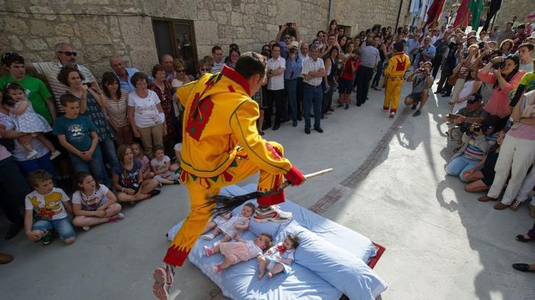 Tradisi melompati bayi di Spanyol setelah Paskah.