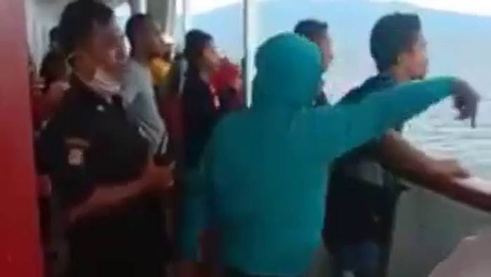 Ratusan penumpang KM Lambelu protes kapal tidak boleh sandar di Maumere karena diduga ada 3 ABK positif Corona (Screenshot video viral)