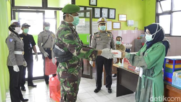 TNI juga memberi bantuan untuk RSUD Dolopo
