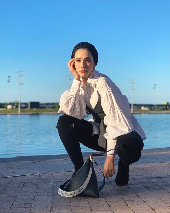 Tak lupa dengan kampung halamannya, Kim Miso yang berpose mengenakan busana monokrom ini menceritakan keindahan langit dari negara asalnya, Maroko. Ia tampak cantik memakai turban hitam yang simpel dan ankle boots hitam.  Foto: instagram @kimmiso1194
