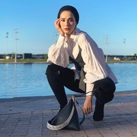 Tak lupa dengan kampung halamannya, Kim Miso yang berpose mengenakan busana monokrom ini menceritakan keindahan langit dari negara asalnya, Maroko. Ia tampak cantik memakai turban hitam yang simpel dan ankle boots hitam.  Foto: instagram @kimmiso1194