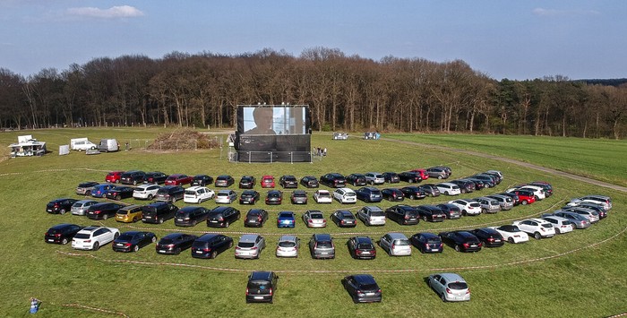 Pandemi Corona membuat tempat hiburan ditutup untuk cegah COVID-19. Namun di Jerman ada bioskop bertema drive-in yang Jadi hiburan warga di tengah wabah Corona.