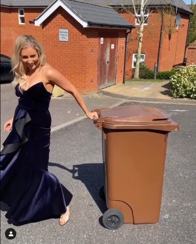 Salah satu hal yang para wanita merasa suntuk ketika masa karantina adalah tak bisa berdandan. Mereka tak punya kesempatan atau acara yang didatangi untuk memamerkan penampilan. Karenanya, di media sosial muncul tren #BallgownBinsout dan #GlamForYourBinman. Foto: instagram thetummydiaries