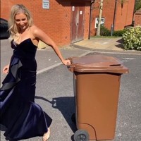 Salah satu hal yang para wanita merasa suntuk ketika masa karantina adalah tak bisa berdandan. Mereka tak punya kesempatan atau acara yang didatangi untuk memamerkan penampilan. Karenanya, di media sosial muncul tren #BallgownBinsout dan #GlamForYourBinman. Foto: instagram thetummydiaries