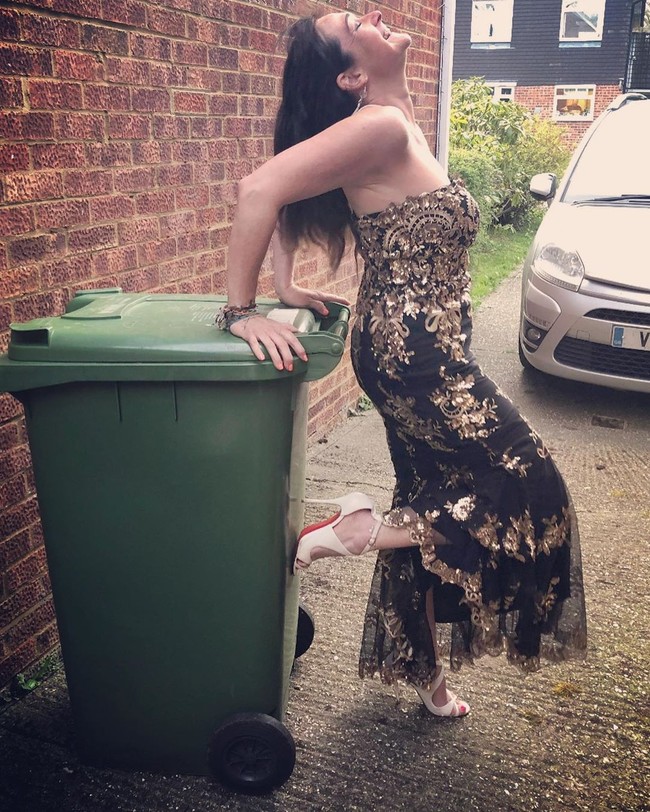 Dikatakan jika tren ini dimulai oleh Angie Emrys-Jones yang membuat grup Facebook khusus untuk para ibu-ibu yang ingin memamerkan busana terbaik mereka selama masa lockdown. Tentu tidak saat pesta tapi saat melakukan pekerjaan rumah, termasuk buang sampah. Foto: instagram jo.merrett