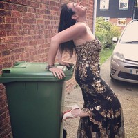 Dikatakan jika tren ini dimulai oleh Angie Emrys-Jones yang membuat grup Facebook khusus untuk para ibu-ibu yang ingin memamerkan busana terbaik mereka selama masa lockdown. Tentu tidak saat pesta tapi saat melakukan pekerjaan rumah, termasuk buang sampah. Foto: instagram jo.merrett