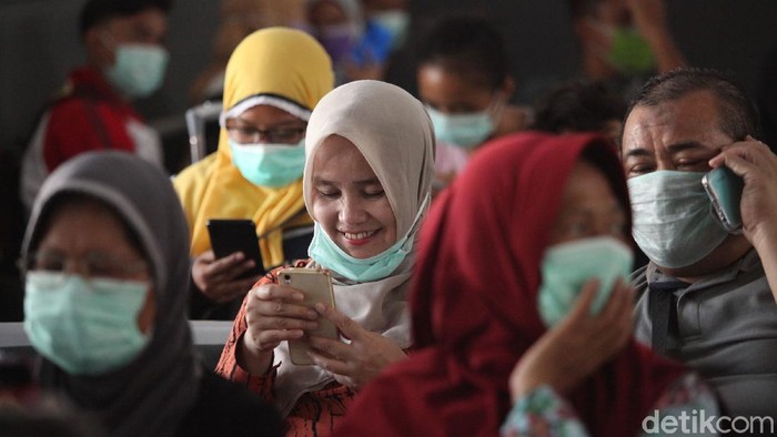 Aksi Bagi-bagi Masker Gratis untuk Lawan Corona Aksi bagi-bagi masker gratis terus dilakukan di berbagai daerah, hal tersebut senada dengan imbauan pemerintah untuk terus mengenakan masker ketika keluar rumah.